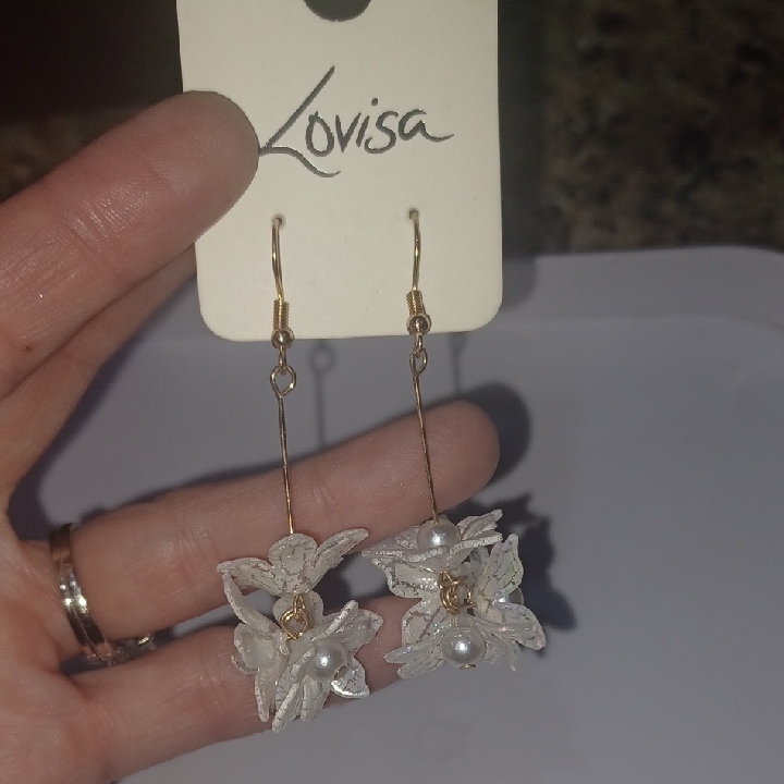 Lovisa White Floral Pearl Drop Earrings 9$